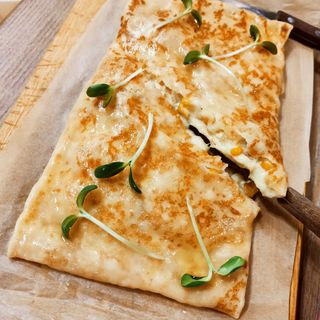 Млинець з куркою, кукурудзою, сиром та сирим соусом (0,260)