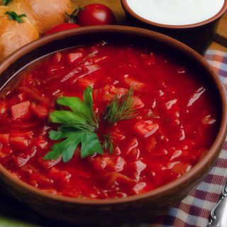 Борщ український зі сметаною та канапе з салом 