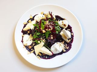 Карпачо з буряка з сиром камамбер,крем-сиром під ягідним соусом