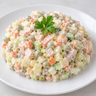 Салат Олів'є 1 порція (200г)