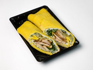 Рол з куркою, шпинатом, крем-сиром та маринованим огірком