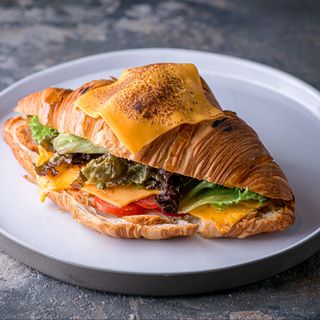 Гарячий круасан з пастрамі індички (300г)