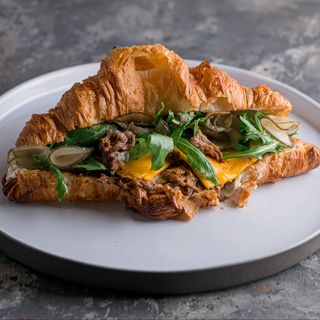 Гарячий Круасан з томленою яловичиною (300г)