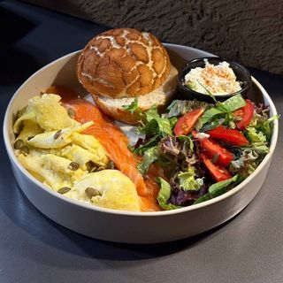 Сніданок з лососем та тигровою булочкою (300г)