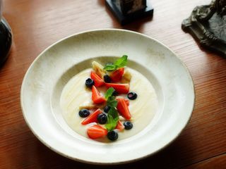 Манна каша зі свіжими ягодами та згущеним молоком (320г)