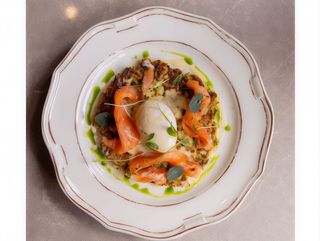 Оладок з цукіні, яйцем пашот та слабосоленою фореллю (240g)