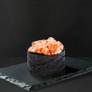 Гункан з лососем (42г)