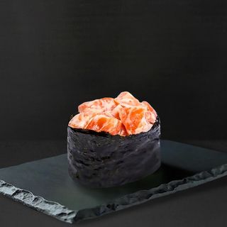 Гункан з лососем (42г)