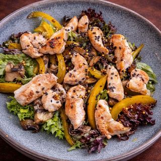Теплий салат з куркою