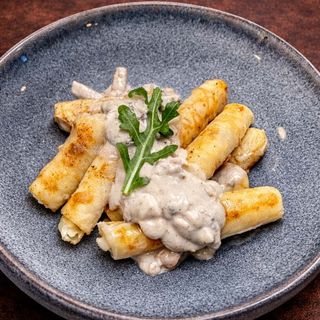 М'ясні крепи під грибним соусом