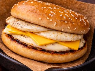 Сендвіч з яйцем і сиром