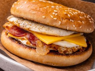 Сендвіч з яйцем ,сиром і беконом