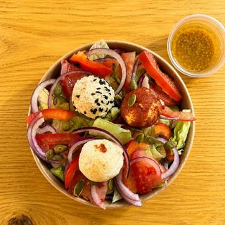 Салат з сирними кульками та гарбузовим насінням. 230/30 г