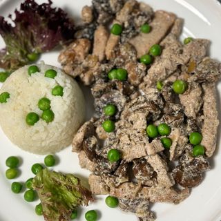 Фрікасе з індички та грибами у білому соусі з рисом (240 г)