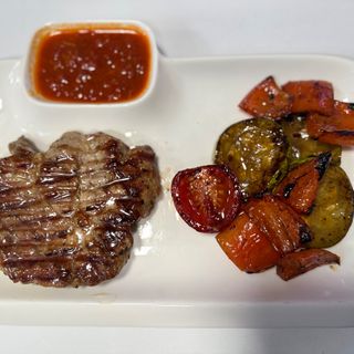 Стейк свинини з овочами гриль та соусом аджика (450 г)