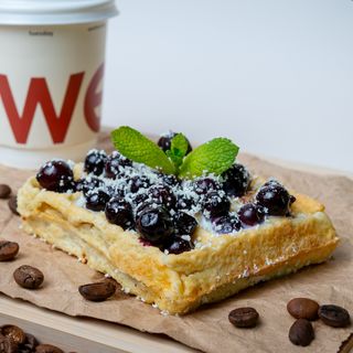 Солодка вафля зі смородиною