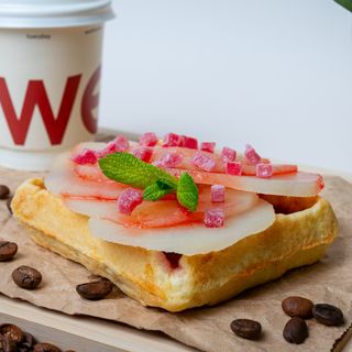 Солодка вафля з грушею