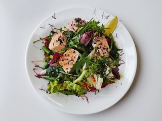 Салат з червоною рибою 