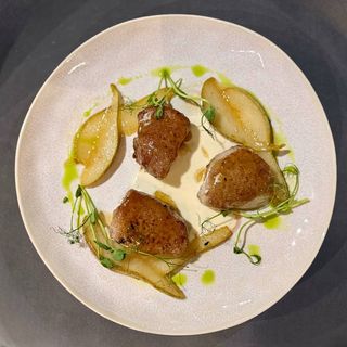 Свинячі медальйони з карамелізованою грушею