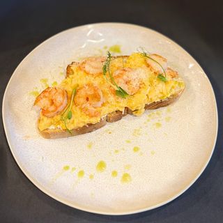 Тост з крем-сиром і креветками