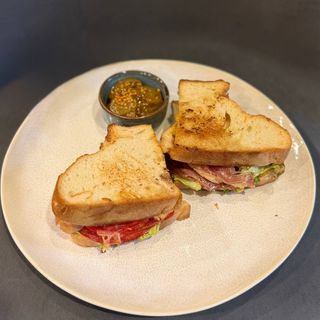 Сендвіч з трьома видами м'яса і соусом чилі