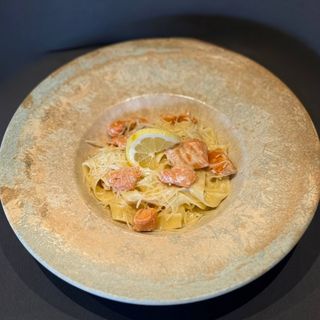 Паста з лососем у лимонному соусі