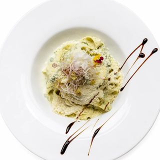 Фарфале з куркою, грибами та шпинатом