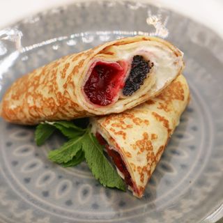 Млинці з вишнею, маком та крем-сиром (2шт) 200г