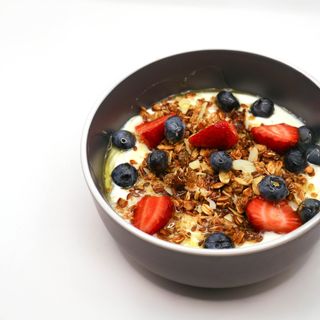 Йогурт з гранолою та ягодами (250г)