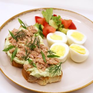 Тост з тунцем та вареними яйцями (340г)