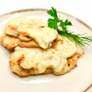 Відбивні курячі з міксом грибів під сиром (200г)