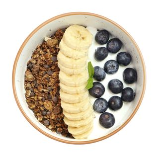 Гранола з бананом та лохиною
