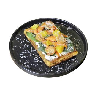 Бeльгійські вафлі з лососeм, тигровою крeвeткою та манго (360г)