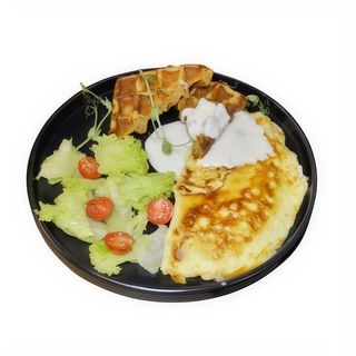 Сирний омлет з беконом та салатом