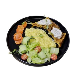 Скрембл з лососем та мікс салатом