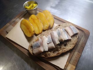 Брускета з оселедцем, картоплею та маринованим огірком