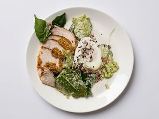 Салат з яйцем пашот, курячим філе, в'яленими томатами та соусом айолі