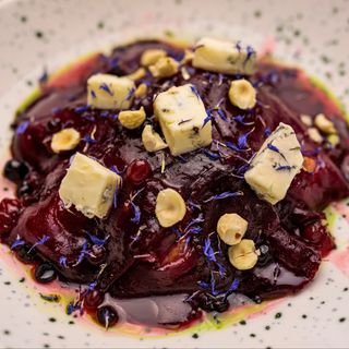 Салат із печеного буряка ,з грушею та горгонзолою