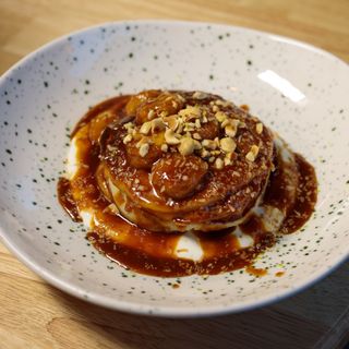 Панкейки з карамеллю та фруктами (340г)