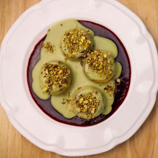 Сирнички з матча-кремом та ягідним соусом