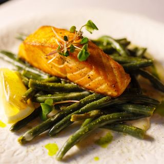 Стейк лосося зі стручковою квасолею