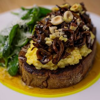 Тост із скремблом та печеними грибами