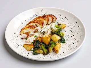 Куряче філе з картоплею та броколі (400г)