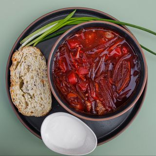 Червоний борщ зі сметаною