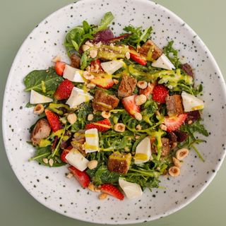 Салат з телятиною та сиром брі