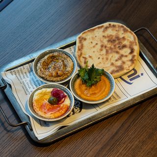 Сет мезе з пітою (290г)