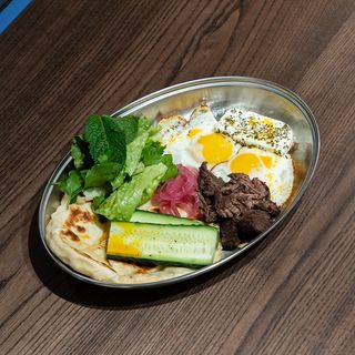 Базовий сніданок з яловичиною