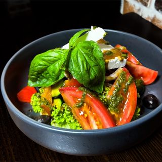 Салат грецький (300г)