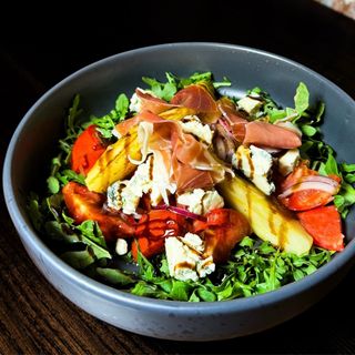 Салат з грушею та хамоном (300г)