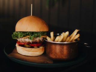 Бургер з котлетою зі свинини (350/100/50г)